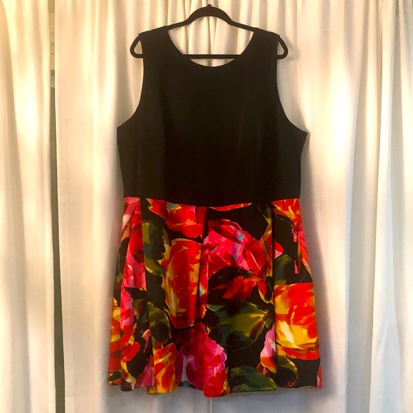 Plus size black and floral dress with pockets - Picture 1 of 9